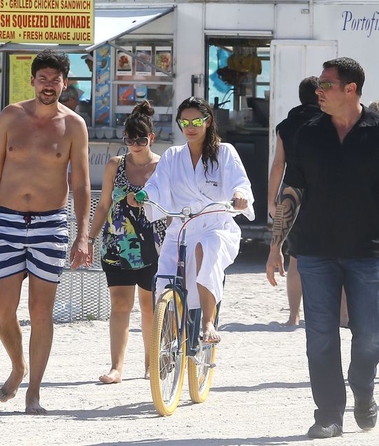 Apetyczna Kelly Brook w gorącej sesji (FOTO)