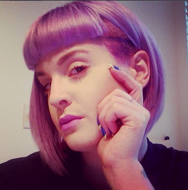 Kelly Osbourne w nowej fryzurze i bez makijażu (FOTO)