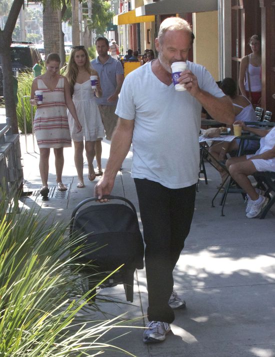 Zabrał 3-miesięczne niemowlę na nocną imprezę Playboya! Zabrał 3-miesięczne niemowlę na nocną imprezę Playboya!