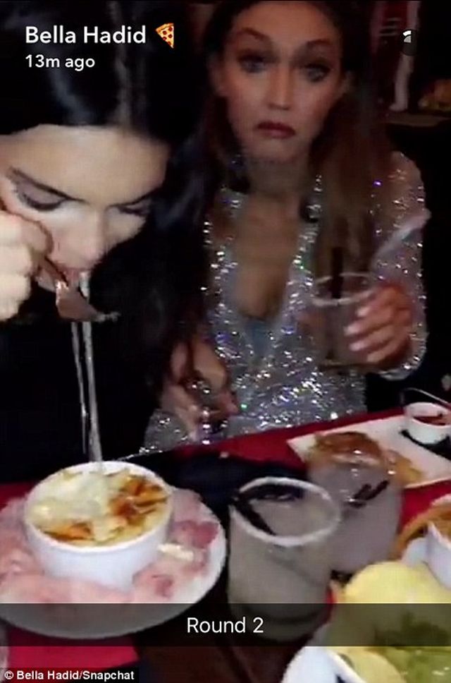 Wygłodzone Kendall JENNER i Gigi Hadid rzuciły się NA TO po pokazie VS Wygłodzone Kendall JENNER i Gigi Hadid rzuciły się NA TO po pokazie VS