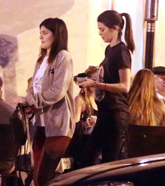 Kolejny ciężki dzień z życia Kendall i Kylie Jenner (FOTO) Kolejny ciężki dzień z życia Kendall i Kylie Jenner (FOTO)