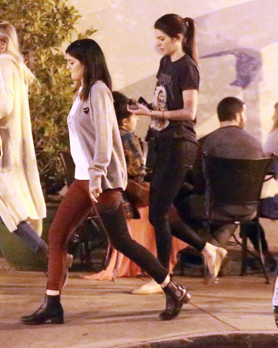 Kolejny ciężki dzień z życia Kendall i Kylie Jenner (FOTO) Kolejny ciężki dzień z życia Kendall i Kylie Jenner (FOTO)