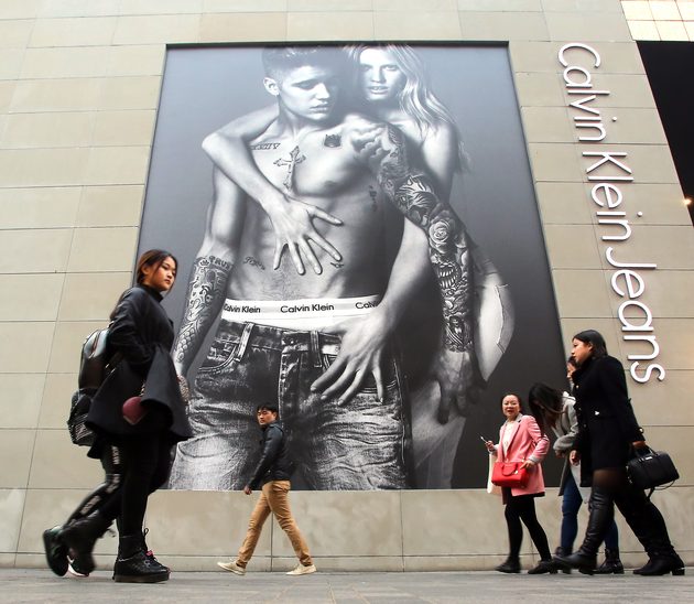 Calvin Klein wymierzył policzek Kendall Jenner Calvin Klein wymierzył policzek Kendall Jenner