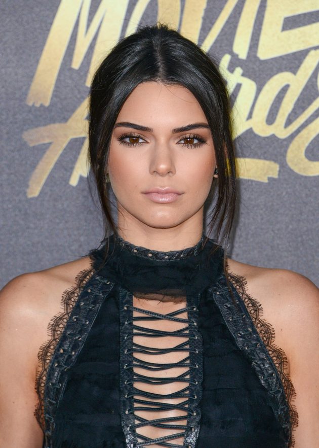 Calvin Klein wymierzył policzek Kendall Jenner Calvin Klein wymierzył policzek Kendall Jenner