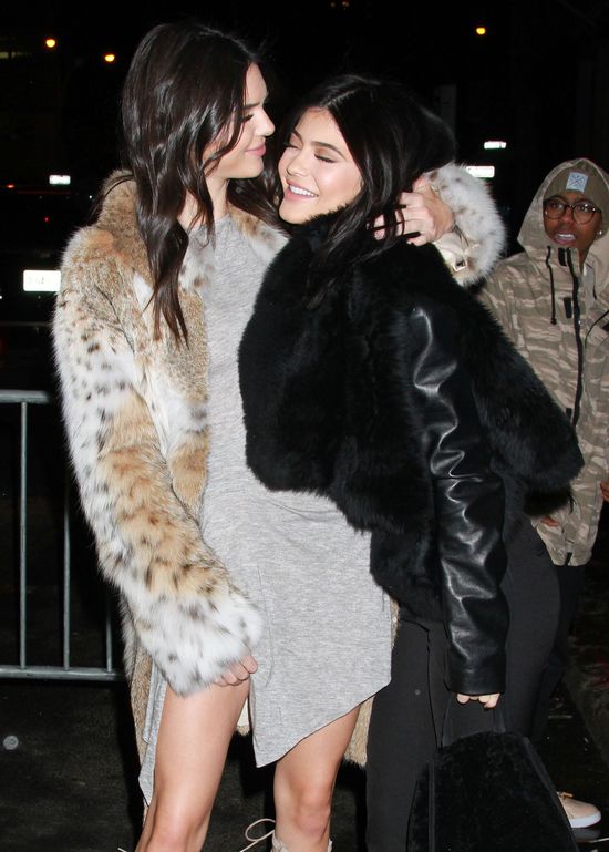 Zgadnijcie, co promują siostry Jenner (FOTO)