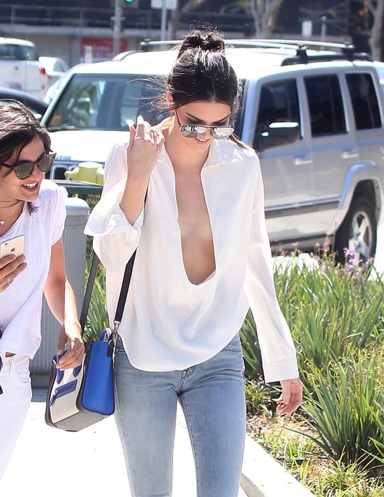 Dekolt do pasa i wyskakujące piersi (FOTO)