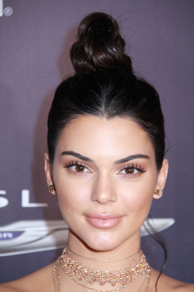 Trądzik i napompowane usta Kendall Jenner - zoom na twarz modelki Trądzik i napompowane usta Kendall Jenner - zoom na twarz modelki