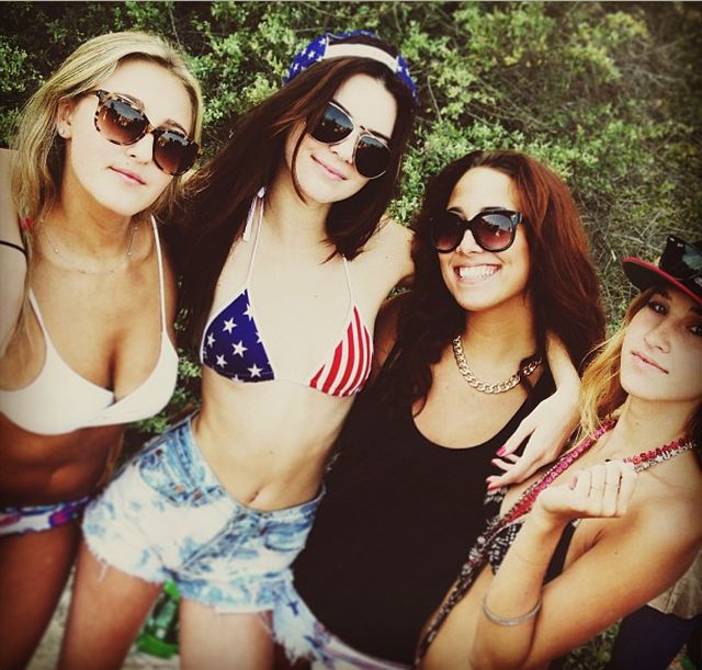 Kendall Jenner w patriotycznym bikini (FOTO)