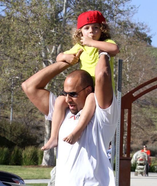  Kendra Wilkinson dopinguje swoich mężczyzn na placu zabaw 