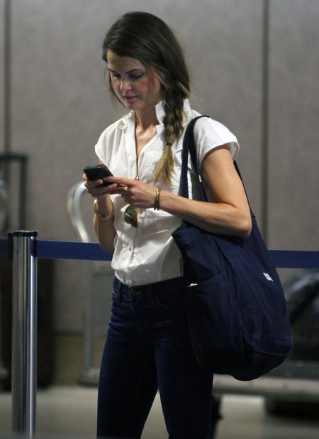 Zgrabna mama w obcisłych dżinsach (FOTO)