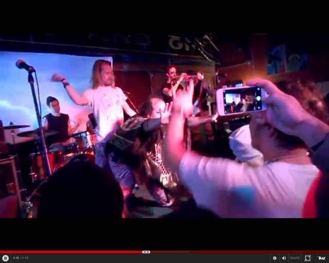 Ale ohyda. Pijany Kevin sam w domu szaleje na scenie VIDEO