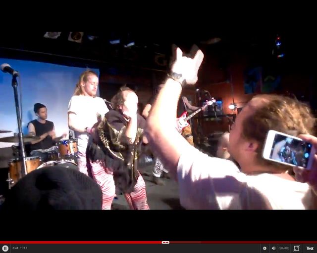 Ale ohyda. Pijany Kevin sam w domu szaleje na scenie VIDEO