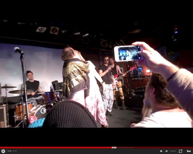 Ale ohyda. Pijany Kevin sam w domu szaleje na scenie VIDEO