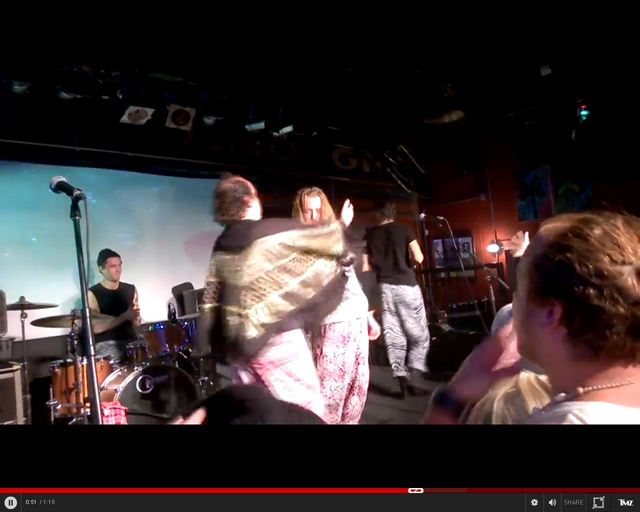 Ale ohyda. Pijany Kevin sam w domu szaleje na scenie VIDEO