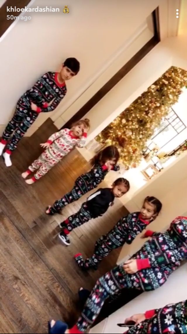 Ciężarna Kylie Jenner pokazała się na świątecznym śniadaniu Kardashianów Ciężarna Kylie Jenner pokazała się na świątecznym śniadaniu Kardashianów