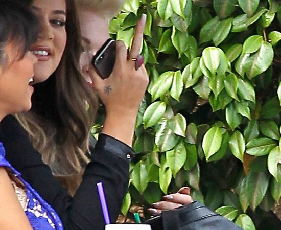 Khloe Kardashian pokazuje środkowy palec paparazzi (FOTO)