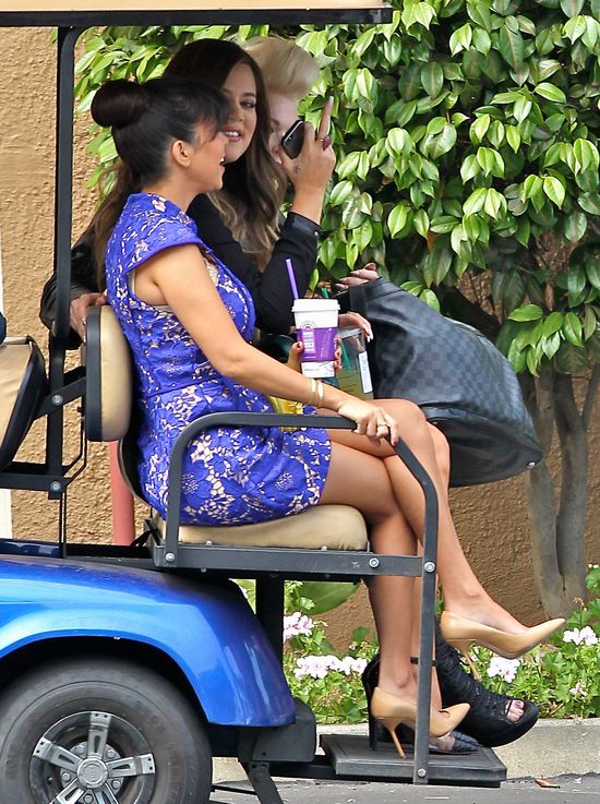 Khloe Kardashian pokazuje środkowy palec paparazzi (FOTO)