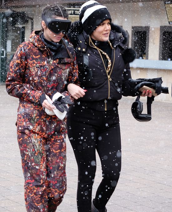 Zastanawiająca reakcja Kendall Jenner i Khloe Kardashian na oświadczyny brata