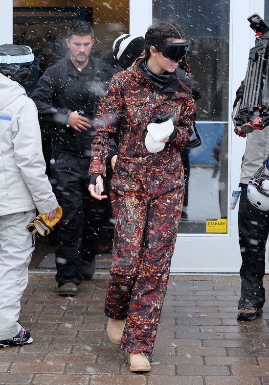 Zastanawiająca reakcja Kendall Jenner i Khloe Kardashian na oświadczyny brata