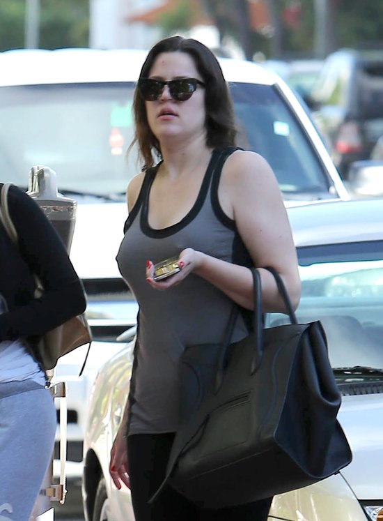 Khloe chowa twarz przez paparazzi (FOTO)