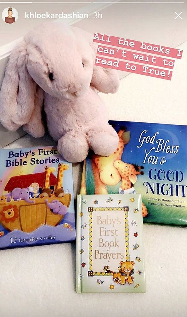 Khloe Kardashian pokazała książki, jakie będzie czytać True. Wszystkie są o...
