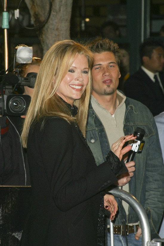 Coś niedobrego dzieje się z twarzą Kim Basinger (FOTO)