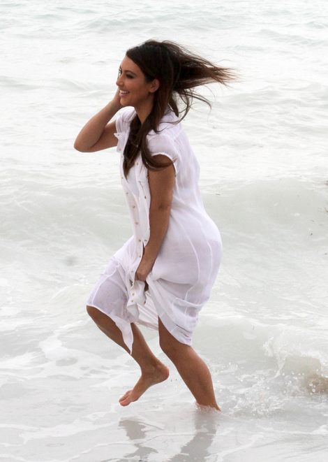 Kim Kardashian pręży się na plaży w świetle fleszy (FOTO) Kim Kardashian pręży się na plaży w świetle fleszy (FOTO)