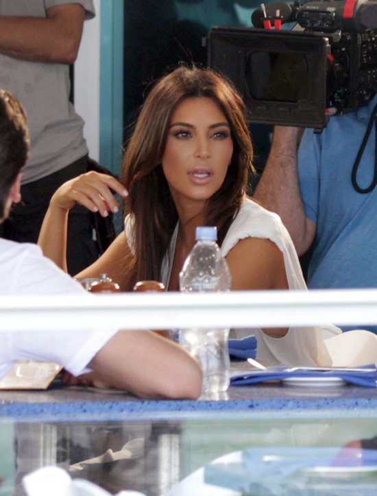 Kardashianowie - kolacja w towarzystwie kamer (FOTO) Kardashianowie - kolacja w towarzystwie kamer (FOTO)