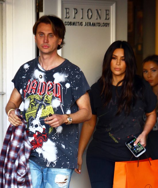 Kim Kardashian przed gabinetem pielęgnacji laserowej (FOTO)