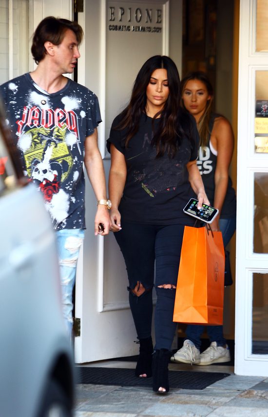 Kim Kardashian przed gabinetem pielęgnacji laserowej (FOTO)