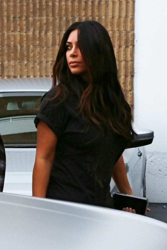 Kim Kardashian przed gabinetem pielęgnacji laserowej (FOTO)