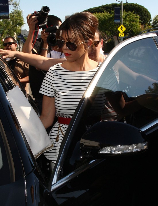 Kim Kardashian i siostry zrobiły cyrk przed sklepem (FOTO)