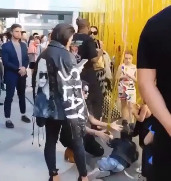 North West upada. Kim Kardashian nawet nie drgnie! (VIDEO)