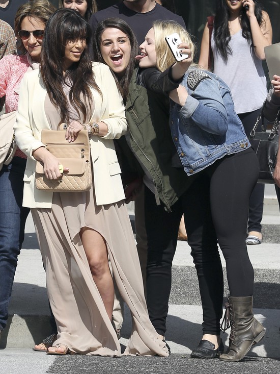 Kim Kardashiam ma na sobie… namiot (FOTO)