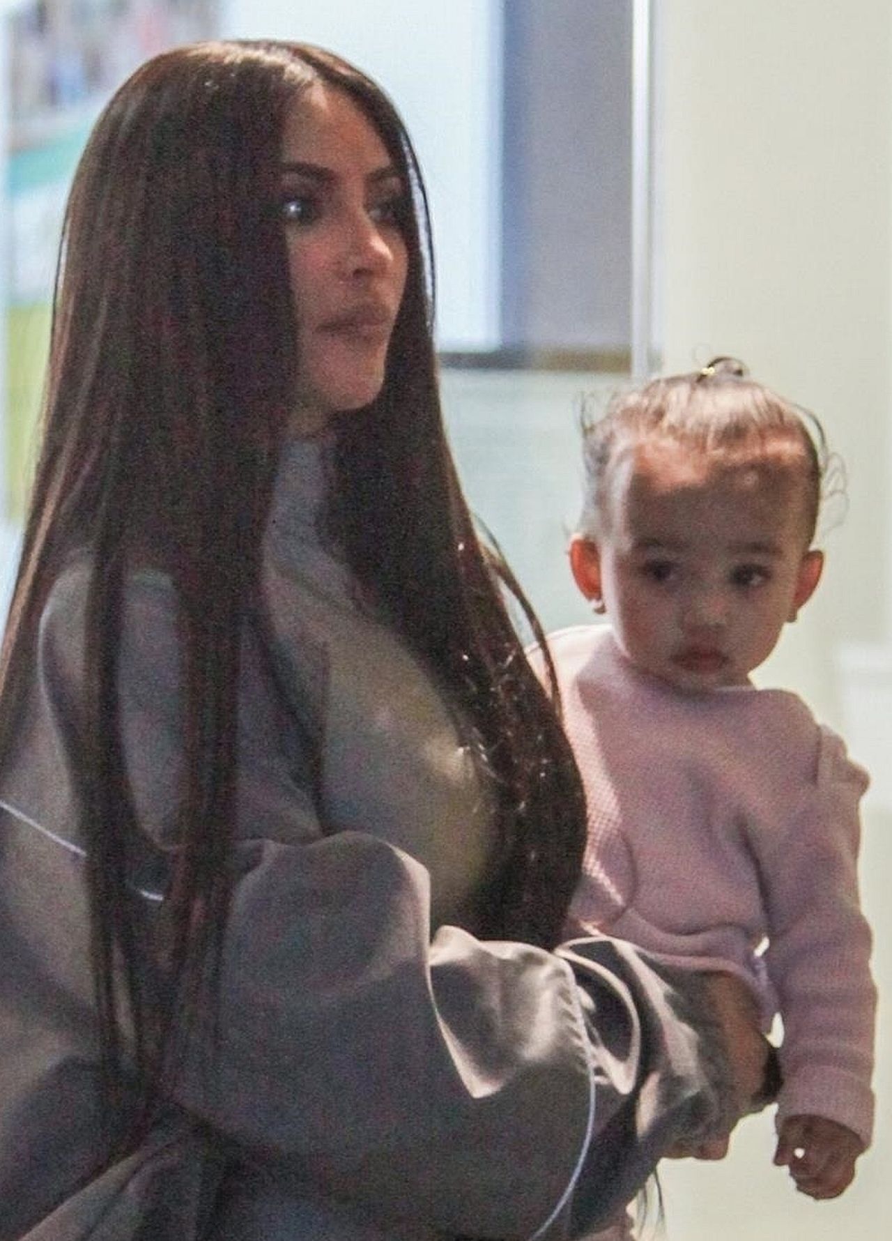 Kim Kardashian ciężko pracuje z małą Chicago na rękach (ZDJĘCIA)