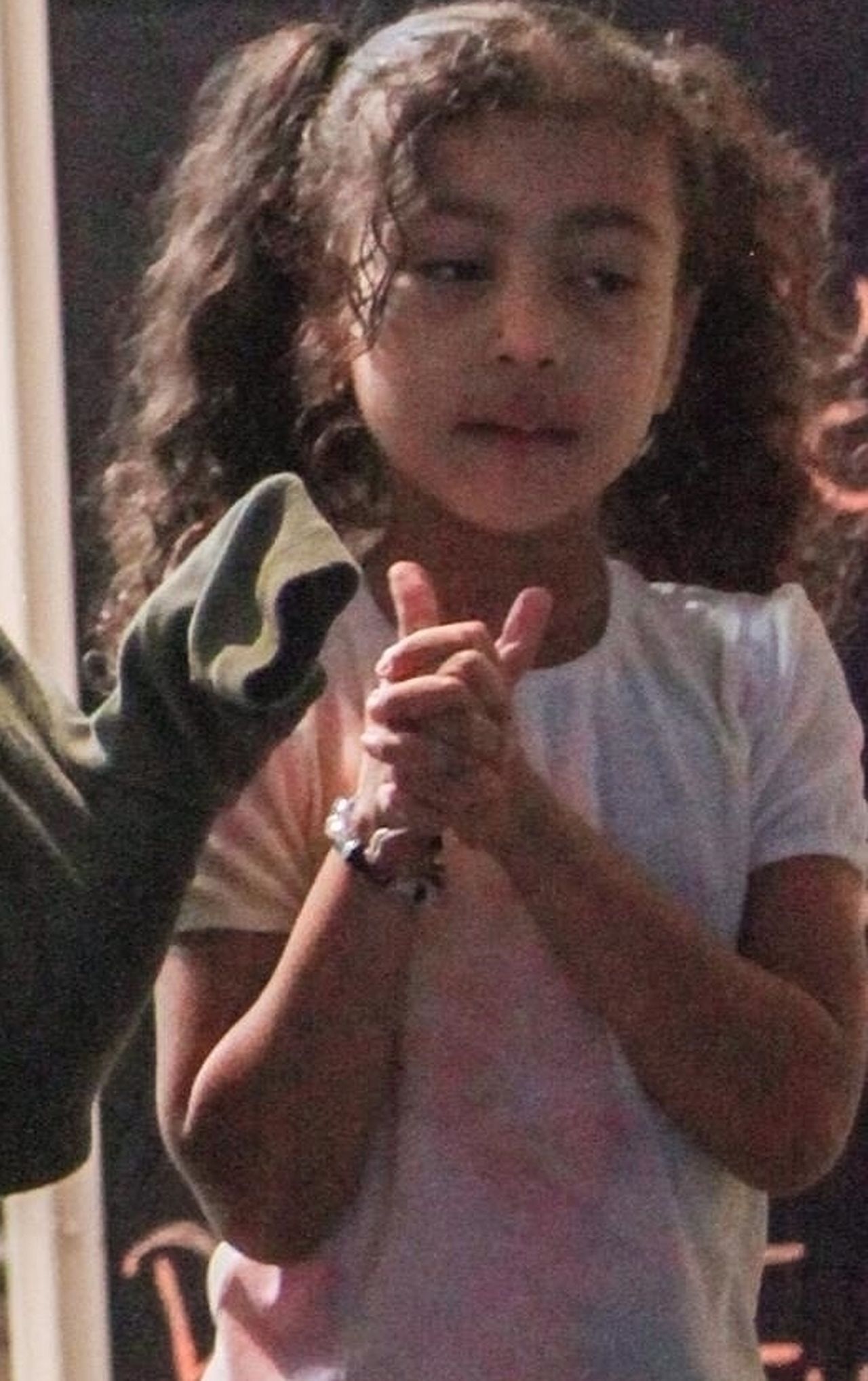 Kim Kardashian ciężko pracuje z małą Chicago na rękach (ZDJĘCIA)