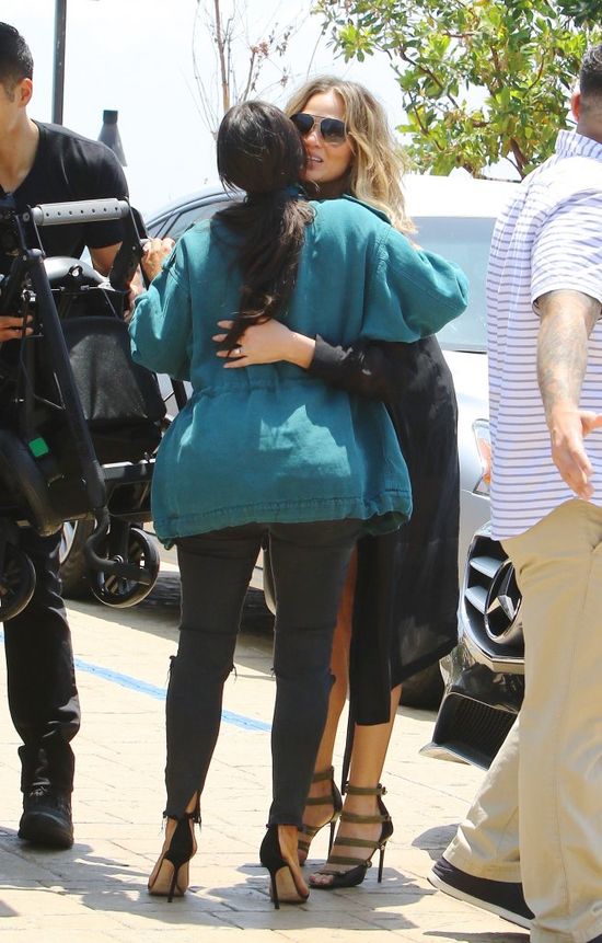 Chrissy Teigen urodzi drugie dziecko i je odda