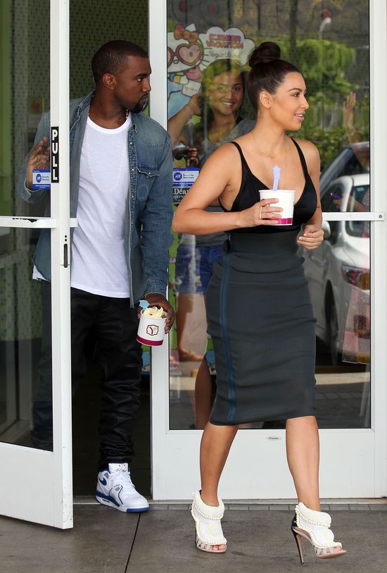 Kanye West uprawiał seks z innymi oglądając seks-taśmę Kim