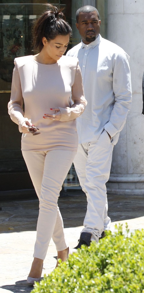 Kim i Kourtney z partnerami na spacerze (FOTO)