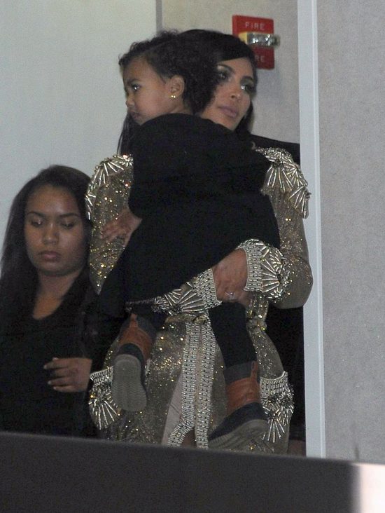 W sukni od Gaultiera niosła dziecko na lotnisku (FOTO) W sukni od Gaultiera niosła dziecko na lotnisku (FOTO)