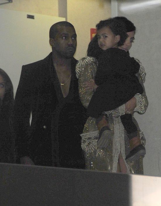 W sukni od Gaultiera niosła dziecko na lotnisku (FOTO) W sukni od Gaultiera niosła dziecko na lotnisku (FOTO)