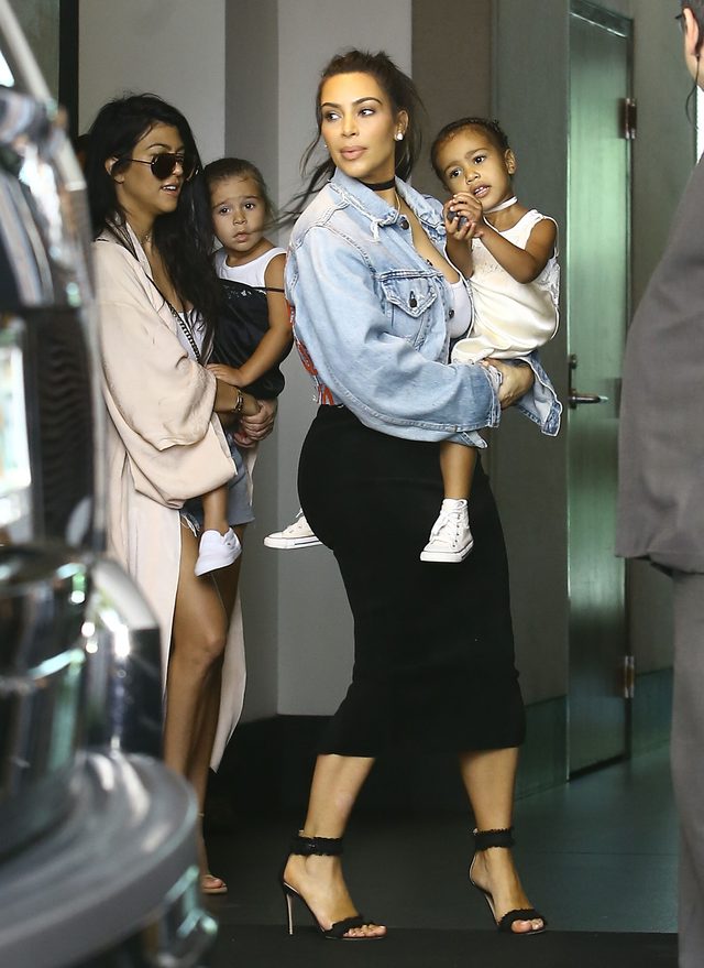 Sexy mamuśki i ich śliczne córeczki na mieście (FOTO)