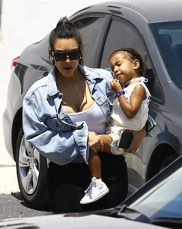 Sexy mamuśki i ich śliczne córeczki na mieście (FOTO)