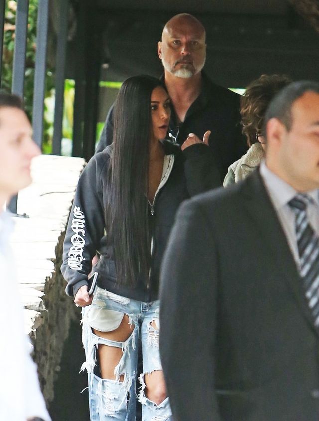 Kim Kardashian w czarnej bluzie i podartych dżinsach - znów z paparazzi