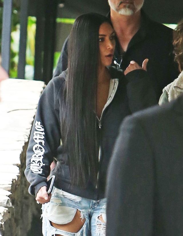Kim Kardashian w czarnej bluzie i podartych dżinsach - znów z paparazzi