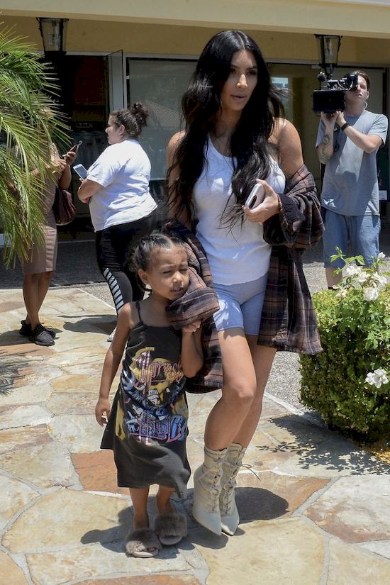 Tłumaczenie Kim Kardashian w sprawie narkotyków budzi wiele pytań