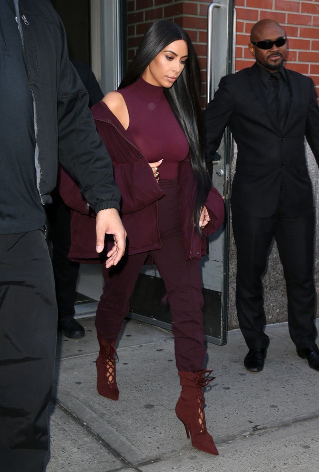 Bez futra i BEZ BIUSTONOSZA - Kim Kardashian walczy o Twoją uwagę (ZDJĘCIA)