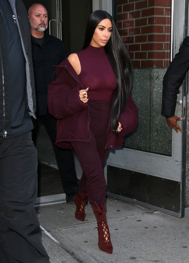 Bez futra i BEZ BIUSTONOSZA - Kim Kardashian walczy o Twoją uwagę (ZDJĘCIA)