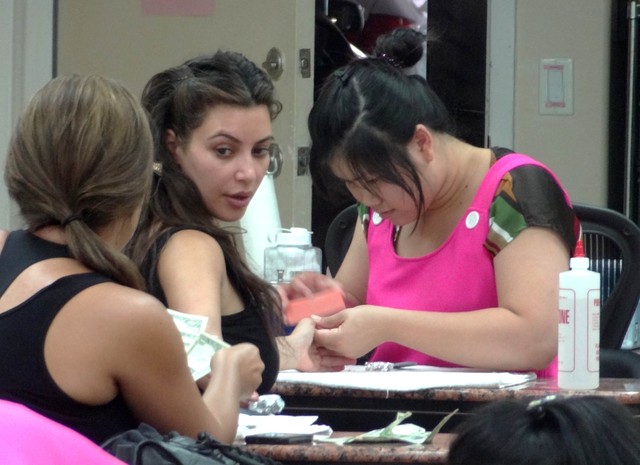 Gdy Kim Kardashian nie ułoży włosów... (FOTO)