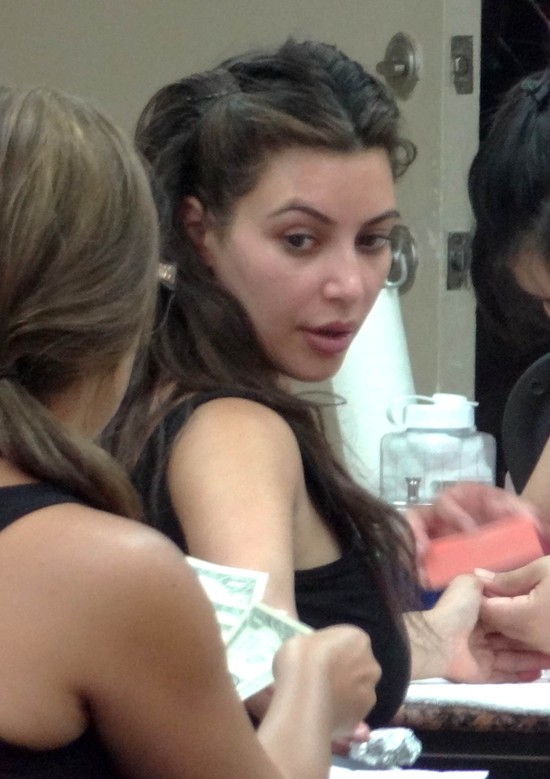 Gdy Kim Kardashian nie ułoży włosów... (FOTO)